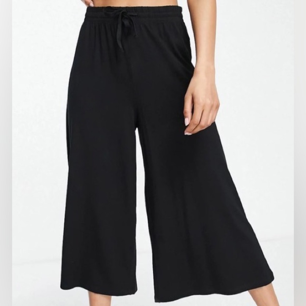NWOT ASOS DESIGN Petite Cropped drawstring pants in black